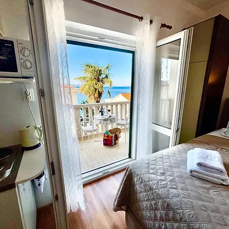 Toni With Sea View And Balcony In アパート *