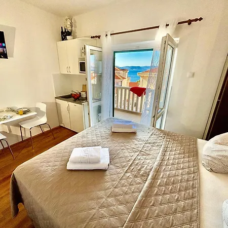 Toni With Sea View And Balcony In Apartment *