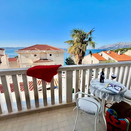 Toni With Sea View And Balcony In アパート *