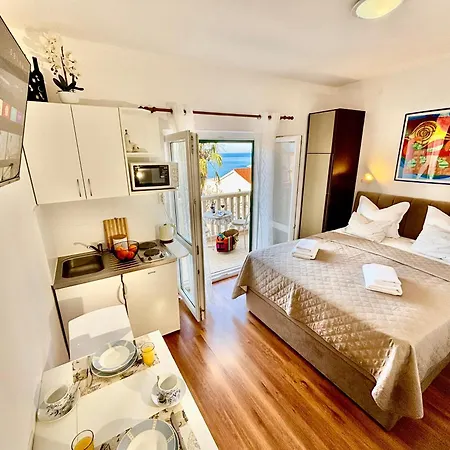 Toni With Sea View And Balcony In Apartment Brela
