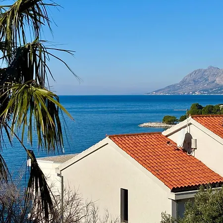 Toni With Sea View And Balcony In Apartment
