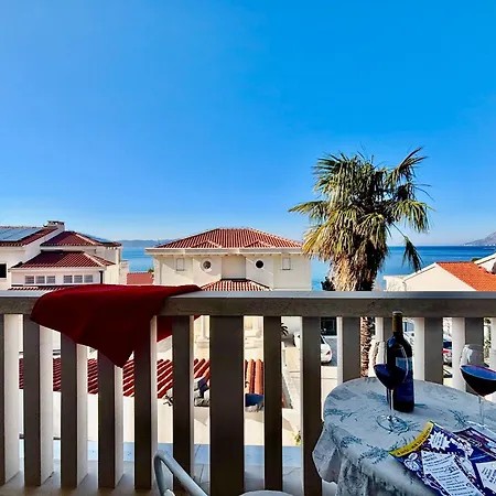 Toni With Sea View And Balcony In アパート *
